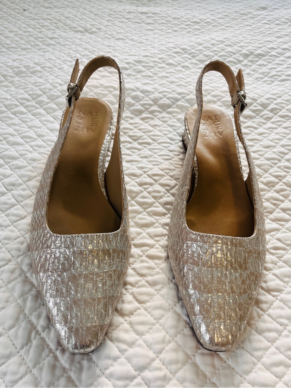 Naturalizer Leslie slingback pump in a silver Texture finished. Size 8